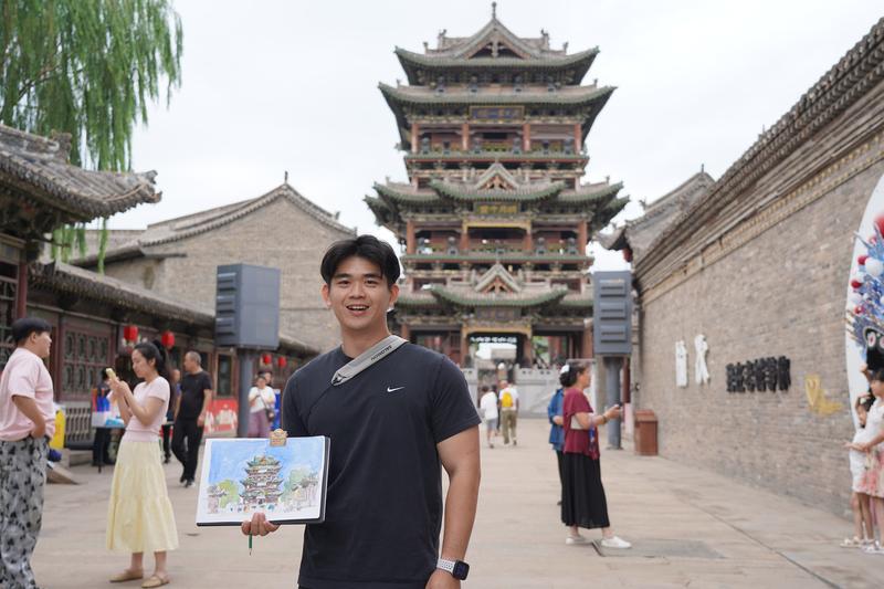 Foto yang diabadikan pada 16 Juli 2026 ini menunjukkan Veldesen Yaputra, mahasiswa asal Indonesia, sedang mengunjungi sebuah menara kuno yang terletak di Yuci, Provinsi Shanxi, China utara. (Xinhua)