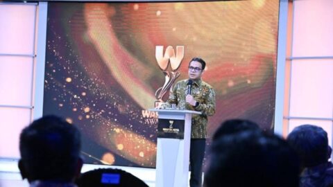 Wakil Menteri Komunikasi dan Digital Nezar Patria menyampaikan pidato apresiasi pada Warta Kota Awards 2026 di Menara Kompas, Palmerah, Jakarta Pusat, Senin (6/7/2026).