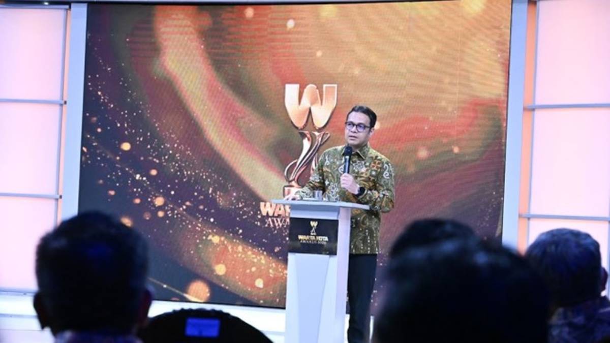 Wakil Menteri Komunikasi dan Digital Nezar Patria menyampaikan pidato apresiasi pada Warta Kota Awards 2026 di Menara Kompas, Palmerah, Jakarta Pusat, Senin (6/7/2026).