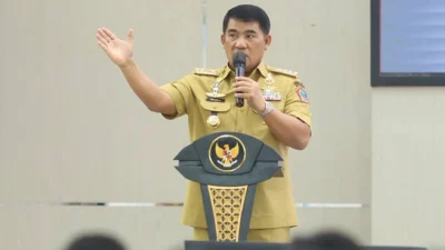 Gubernur Sulawesi Utara Yulius Selvanus memberikan arahan kepada kepala sekolah se-Sulut