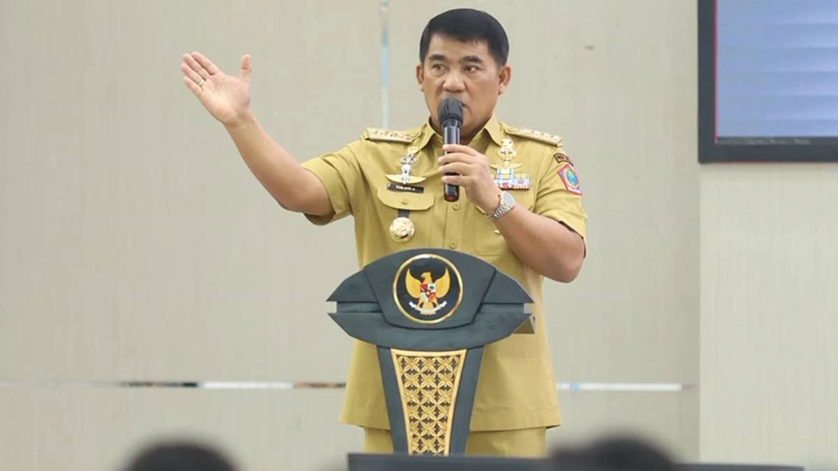 Gubernur Sulawesi Utara Yulius Selvanus memberikan arahan kepada kepala sekolah se-Sulut