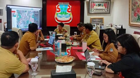 Andrei Angouw memimpin rapat evaluasi kebersihan bersama jajaran kecamatan di Kantor Wali Kota Manado.