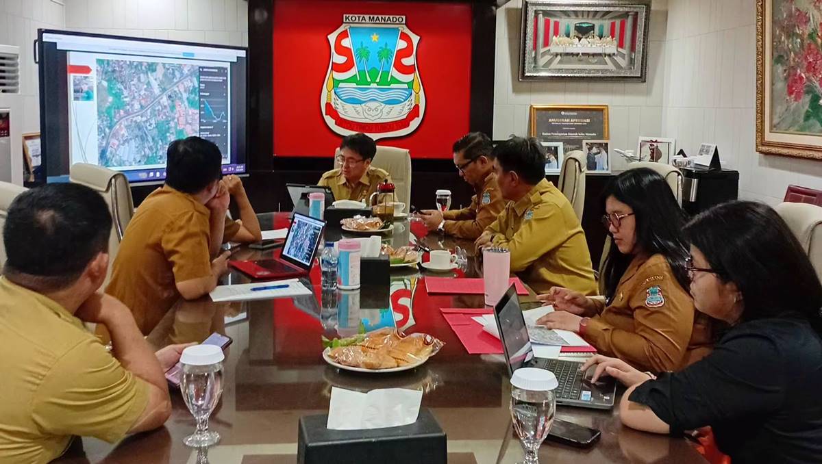 Andrei Angouw memimpin rapat evaluasi kebersihan bersama jajaran kecamatan di Kantor Wali Kota Manado.