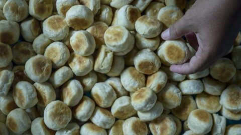 Pekerja memegang bakpia sebelum dikemas di sentra produksi Bakpia Kampung Pathuk, Daerah Istimewa Yogyakarta, yang dikenal sebagai ikon kuliner khas Yogyakarta.