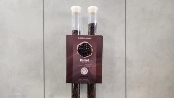 Gerai Kopi China Bawa Rasa Fruity ke Indonesia 1 Biji kopi bernama "Komet" di sebuah gerai kopi asal China di Jakarta. (Xinhua/Indalia Jayadinata)