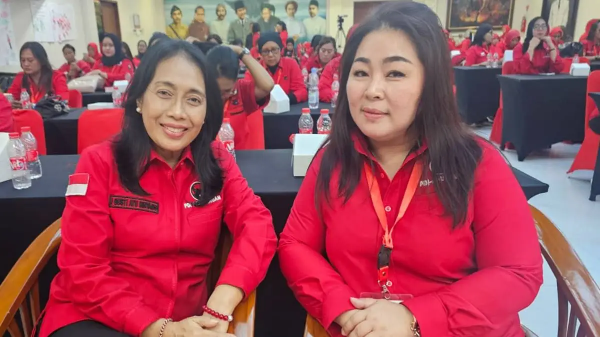 I Gusti Ayu Bintang Darmawati Ketua DPP PDIP Bidang Perempuan dan Anak bersama Jeane Laluyan Wakil Ketua DPD PDIP Sulut di lokasi kegiatan TOT Perempuan Penggerak Akar Rumput