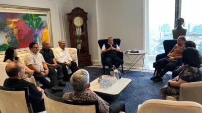 Sekjen NasDem Hermawi Taslim bersama Ketua BPMS GMIM Pdt. Dr. Adolf K. Wenas di NasDem Tower Jakarta.