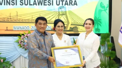 Gubernur Sulut Yulius Selvanus, Anik Yulius Selvanus, dan Ketua Umum PPKNI Coreta Louise Kapoyos berfoto bersama pada acara ramah tamah HUT ke-67 BKOW Sulut di Manado.