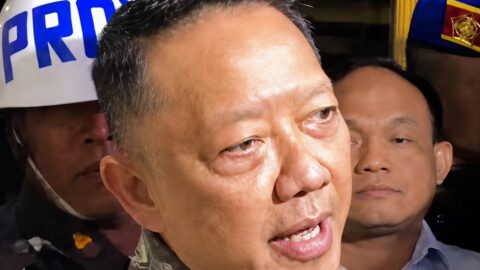 Febrie Adriansyah memberikan keterangan kepada wartawan usai diperiksa di Gedung Bundar Kejaksaan Agung sebelum resmi ditahan dalam kasus dugaan TPPU.