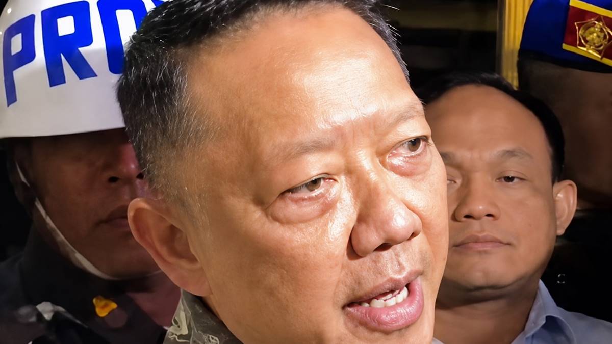 Febrie Adriansyah memberikan keterangan kepada wartawan usai diperiksa di Gedung Bundar Kejaksaan Agung sebelum resmi ditahan dalam kasus dugaan TPPU.