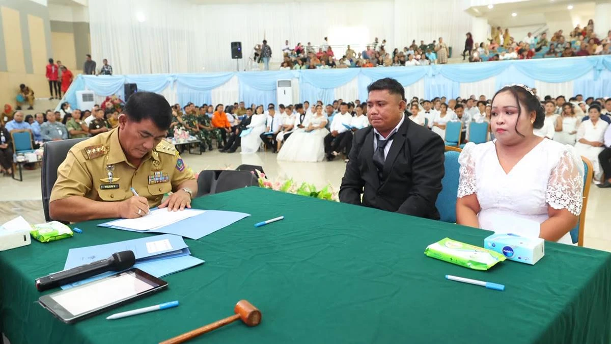 Gubernur Sulut Yulius Selvanus hadiri Pencatatan Perkawinan Massal 130 pasangan di Aula Mapalus