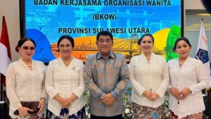 Gubernur Sulut Yulius Selvanus dan Ny Anik foto bersama Ketua PPKNI Coreta Louise Kapoyos di Gala Dinner HUT BKOW