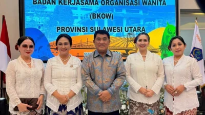 Gubernur Sulut Yulius Selvanus dan Ny Anik foto bersama Ketua PPKNI Coreta Louise Kapoyos di Gala Dinner HUT BKOW