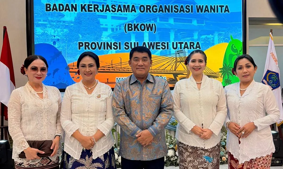 Gubernur Sulut Yulius Selvanus dan Ny Anik foto bersama Ketua PPKNI Coreta Louise Kapoyos di Gala Dinner HUT BKOW