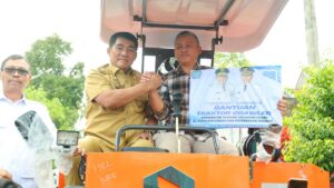 Gubernur Yulius Selvanus Serahkan 5 Alsintan dan 43 Ton Benih Jagung untuk 2.910 Hektare Sawah di Minahasa