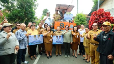 Gubernur Sulawesi Utara Yulius Selvanus bersama jajaran Pemprov Sulut dan kelompok tani foto bersama di depan traktor crawler bantuan untuk petani Minahasa