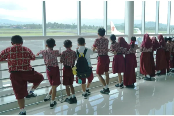 Hari Anak Nasional, Bandara Sam Ratulangi Edukasi 90 Siswa SD tentang Keselamatan Penerbangan