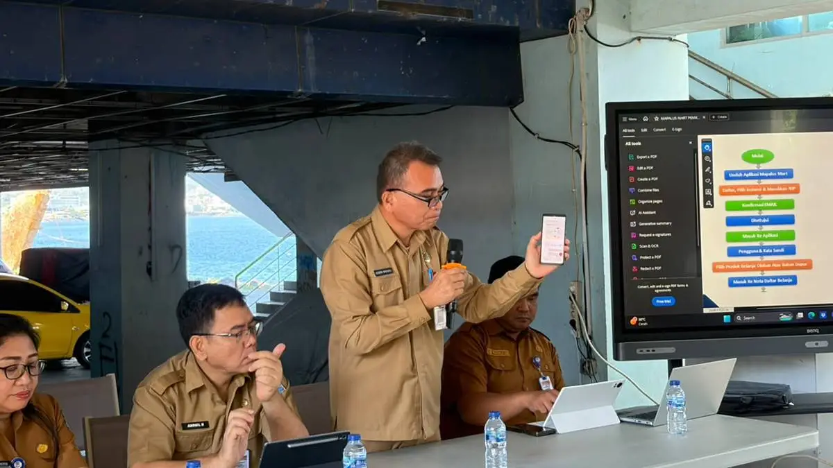 Kepala Dinas Perindustrian dan Perdagangan Kota Manado Hendrik Warokka mempresentasikan aplikasi Mapalus Mart sebagai platform digital untuk mendukung belanja ASN dan pemasaran produk UMKM lokal.