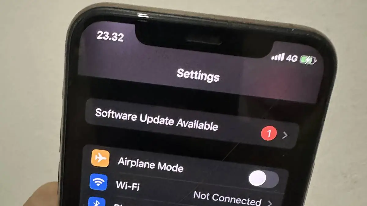 Layar iPhone menampilkan menu Software Update pembaruan iOS.