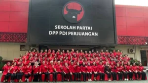 Jeane Laluyan dan Pricylia Rondo bersama peserta ToT Perempuan Penggerak Akar Rumput dan pengurus DPP PDI Perjuangan di Sekolah Partai.