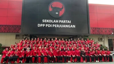 Jeane Laluyan dan Pricylia Rondo bersama peserta ToT Perempuan Penggerak Akar Rumput dan pengurus DPP PDI Perjuangan di Sekolah Partai.