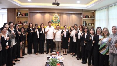 Kajati Sulut Jacob Pattipeilohy bersama pengurus Srikandi Jaga Desa Sulut di Kantor Kejaksaan Tinggi Sulawesi Utara Manado