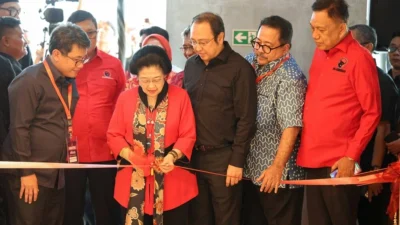 Olly Dondokambey dampingi Megawati Soekarnoputri buka pameran sejarah "Meretas Jalan Demokrasi" di TIM, memperingati 30 tahun Kudatuli.