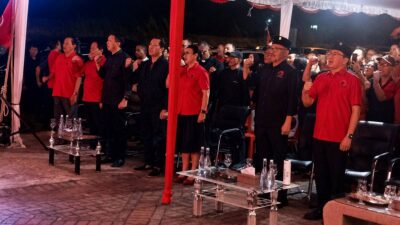 Steven Kandouw, Richard Sualang, dan Andrei Angouw bersama pengurus PDI Perjuangan Kota Manado di peringatan 30 tahun Kudatuli.