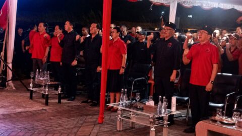 Steven Kandouw, Richard Sualang, dan Andrei Angouw bersama pengurus PDI Perjuangan Kota Manado di peringatan 30 tahun Kudatuli.
