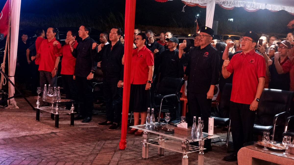Steven Kandouw, Richard Sualang, dan Andrei Angouw bersama pengurus PDI Perjuangan Kota Manado di peringatan 30 tahun Kudatuli.
