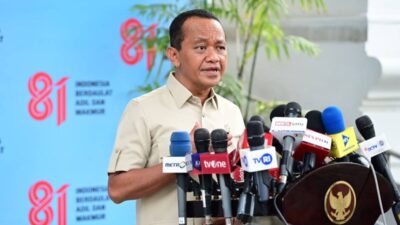 Menteri ESDM Bahlil Lahadalia memberikan keterangan pers terkait percepatan pemerataan akses listrik desa di Istana Kepresidenan Jakarta.