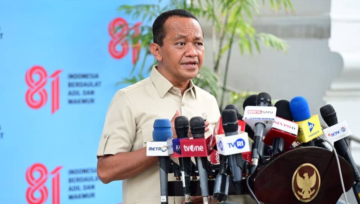 Menteri ESDM Bahlil Lahadalia memberikan keterangan pers terkait percepatan pemerataan akses listrik desa di Istana Kepresidenan Jakarta.