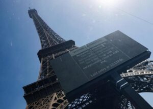 Menara Eiffel Tutup Lebih Awal, Apa yang Terjadi?