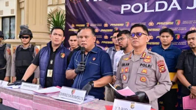 Dirreskrimsus Polda Jambi Kombes Pol. Taufik Nurmandia jumpa pers ungkap kasus pembobolan Bank Jambi Rp144,82 miliar.