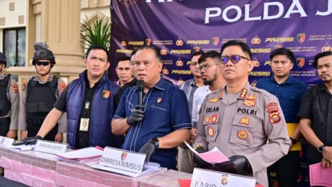 Dirreskrimsus Polda Jambi Kombes Pol. Taufik Nurmandia jumpa pers ungkap kasus pembobolan Bank Jambi Rp144,82 miliar.