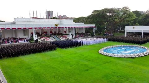 Presiden Prabowo Subianto memimpin Upacara Prasetya Perwira (Praspa) TNI dan Polri Tahun 2026 di halaman depan Istana Merdeka, Jakarta. Foto: BPMI Setpres/Citra.