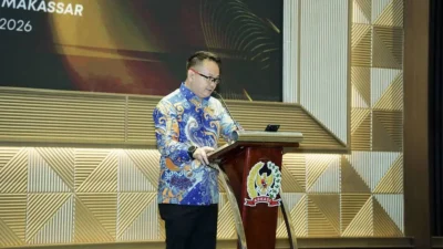 Ketua Panitia Rakorwil ADKASI Pulau Sulawesi 2026 Medy Lensun ST bersama peserta saat pembukaan Rakorwil ADKASI di Makassar, membahas revisi UU Pemerintahan Daerah dan penguatan kelembagaan DPRD.