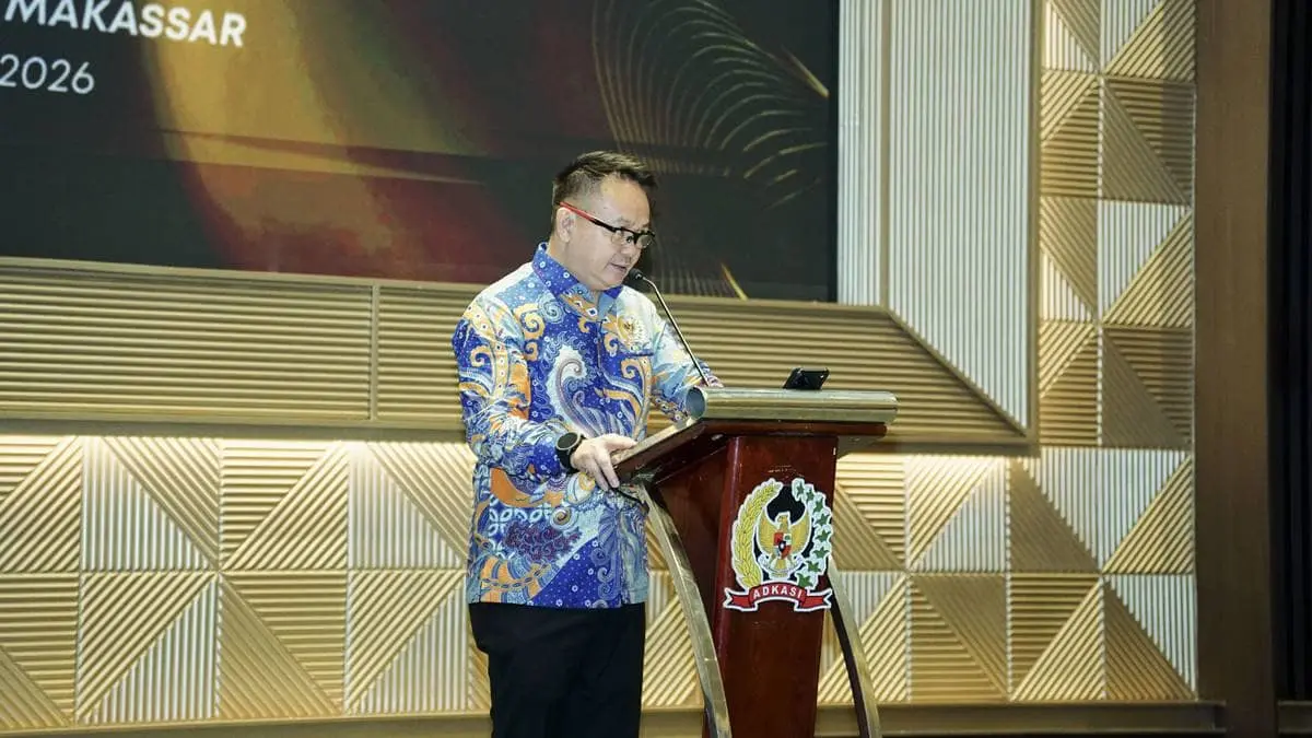 Ketua Panitia Rakorwil ADKASI Pulau Sulawesi 2026 Medy Lensun ST bersama peserta saat pembukaan Rakorwil ADKASI di Makassar, membahas revisi UU Pemerintahan Daerah dan penguatan kelembagaan DPRD.