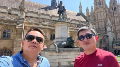 Rocky Wowor dan Medy Lensun berfoto di depan Istana Westminster atau Gedung Parlemen Inggris di London, dengan Patung Oliver Cromwell di area Parliament Square.