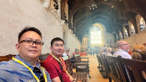 Rocky Wowor dan Medy Lensun berfoto di Westminster Hall, aula bersejarah di dalam Istana Westminster atau Gedung Parlemen Inggris di London, Inggris.