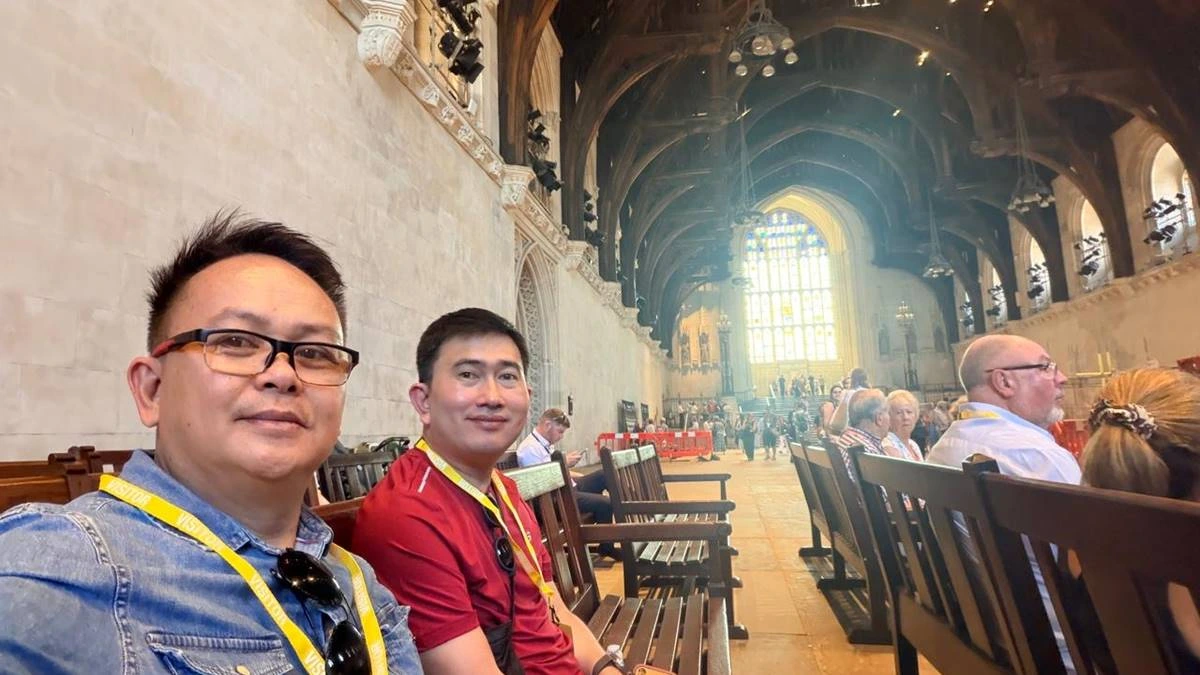 Rocky Wowor dan Medy Lensun berfoto di Westminster Hall, aula bersejarah di dalam Istana Westminster atau Gedung Parlemen Inggris di London, Inggris.