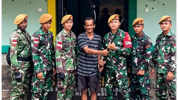 Satgas Pamtas Yonarmed 19 Bogani Terima Dua Senjata Rakitan di Perbatasan Malaysia