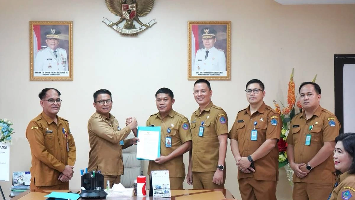 Sekprov Sulut Tahlis Gallang serahkan SK Plt kepada pejabat baru Adpim, Dinkes, dan ESDM di kantor Gubernur Sulawesi Utara