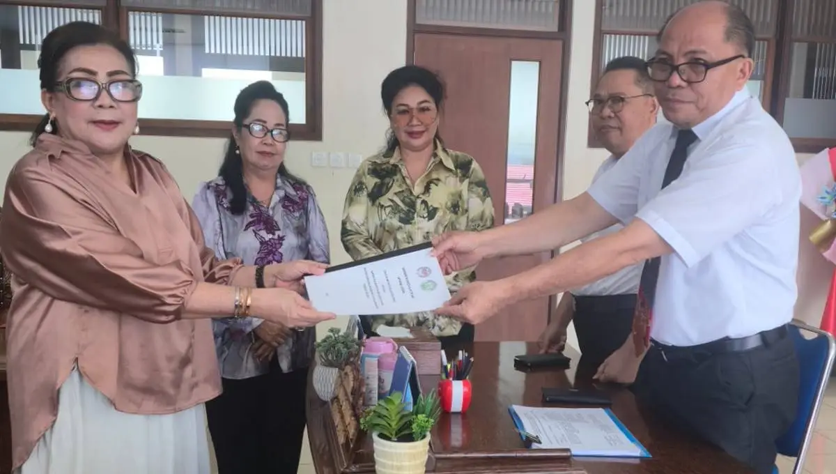 Ketua WKI Sinode GMIM Pnt. Dra. Fenny Lumanauw, S.IP, menyerahkan Naskah Usulan Revisi Tata Gereja GMIM kepada Ketua BPMS GMIM Pdt. Dr. Adolf K. Wenas, M.Th.