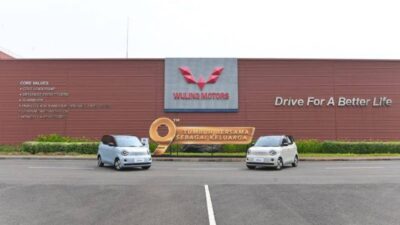 Wuling Indonesia memperkenalkan mobil listrik baru Aira EV pada perayaan sembilan tahun kehadiran Wuling di pabrik Cikarang, Jawa Barat.