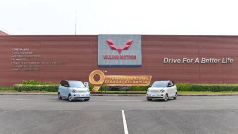Wuling Indonesia memperkenalkan mobil listrik baru Aira EV pada perayaan sembilan tahun kehadiran Wuling di pabrik Cikarang, Jawa Barat.