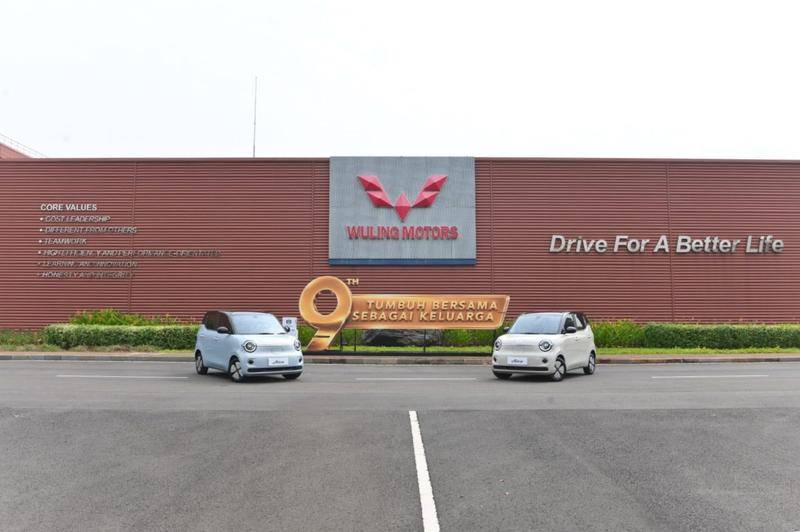 Wuling Indonesia memperkenalkan mobil listrik baru Aira EV pada perayaan sembilan tahun kehadiran Wuling di pabrik Cikarang, Jawa Barat.