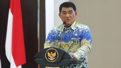 Gubernur Sulawesi Utara Yulius Selvanus memberikan pengarahan kepada Pejabat Administrator dan Pejabat Fungsional Ahli Madya Pemprov Sulut.