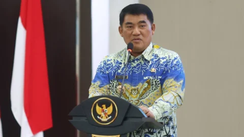 Gubernur Sulawesi Utara Yulius Selvanus memberikan pengarahan kepada Pejabat Administrator dan Pejabat Fungsional Ahli Madya Pemprov Sulut.