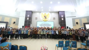 Yulius Selvanus berfoto bersama Pejabat Administrator dan Pejabat Fungsional Ahli Madya Pemerintah Provinsi Sulawesi Utara usai kegiatan pengarahan.